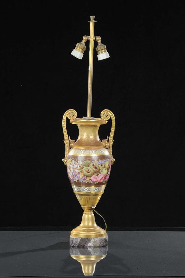 Vaso ad anfora in porcellana policroma trasformato in lampada, Parigi inizi XIX secolo