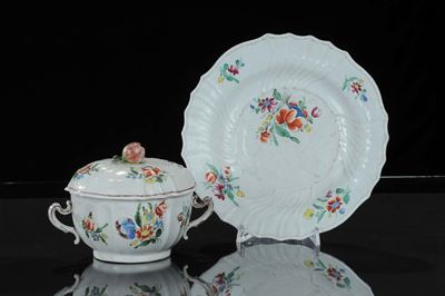 Tazza da Puerpera con Coperchio e Piatto in Porcellana Policroma Dipinta a Fiori, Doccia, XVIII S...