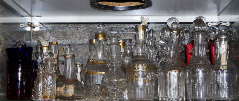 Lotto di numerose ampolline e bottiglie in cristallo e vetro incolore  - Asta Antiquariato, Argenti e Dipinti Antichi - Cambi Casa d'Aste