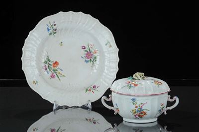 Tazza da Puerpera con Coperchio e Piatto in Porcellana Policroma Dipinta a Fiori, Doccia XVIII Se...