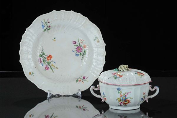 Tazza da puerpera con coperchio e piatto in porcellana policroma dipinta a fiori, Doccia XVIII secolo