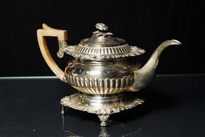 Teiera in metallo argentato, Inghilterra fine XIX secolo  - Asta Antiquariato, Argenti e Dipinti Antichi - Cambi Casa d'Aste