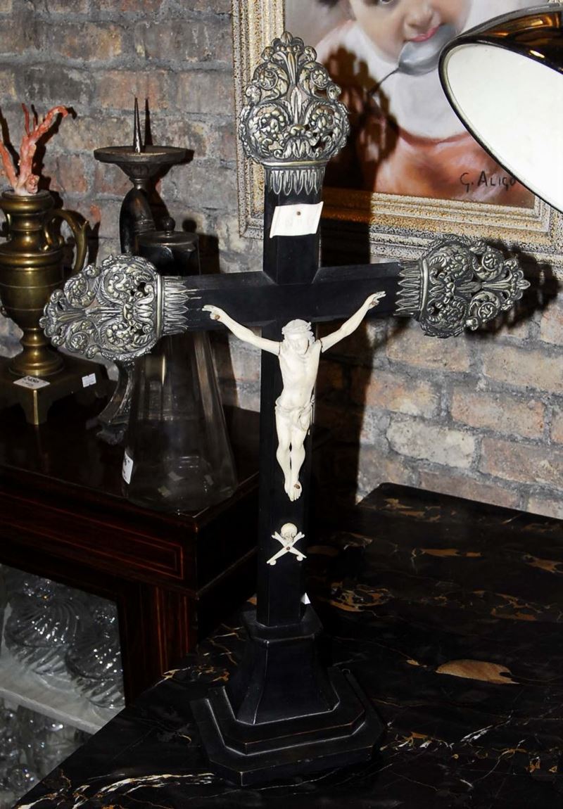 Crocefisso in avorio su croce in legno ebanizzato  - Auction Antiquariato e Dipinti Antichi - Cambi Casa d'Aste