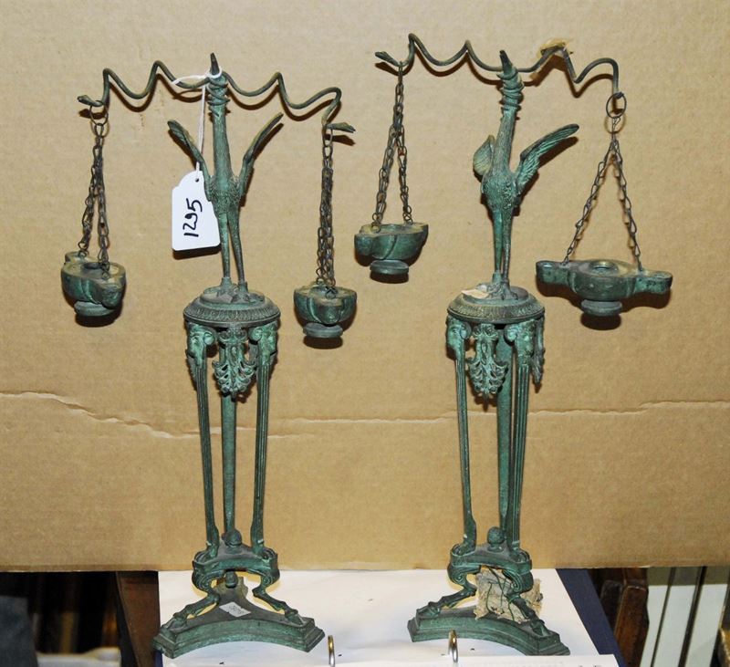 Coppia di portalampade di gusto etrusco in bronzo a patina verde  - Auction OnLine Auction 02-2012 - Cambi Casa d'Aste