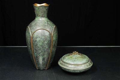 Lotto Composto da Vaso e Scatolina con Coperchio in Bronzo Patinato Verde