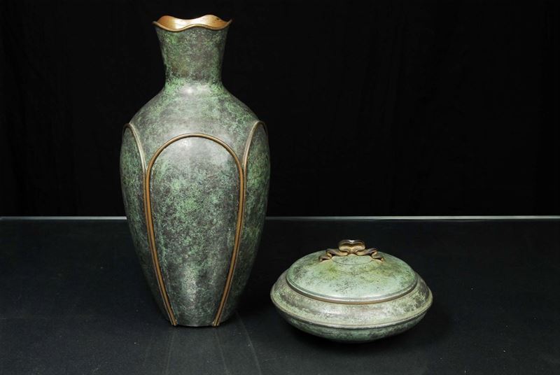 Lotto composto da vaso e scatolina con coperchio in bronzo patinato verde  - Auction OnLine Auction 03-2012 - Cambi Casa d'Aste