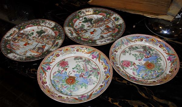 Quattro piatti diversi in porcellana cinese