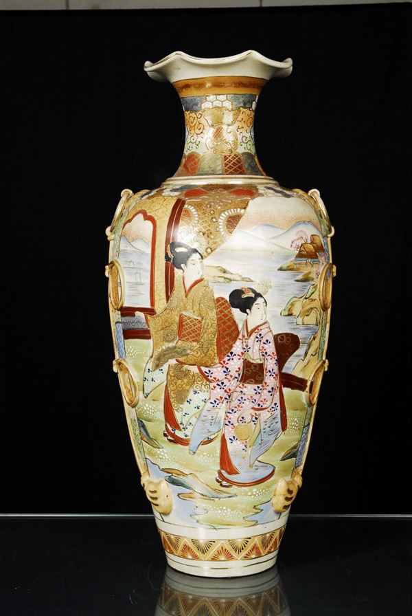 Vaso in porcellana orientale con decoro tipo Satzuma