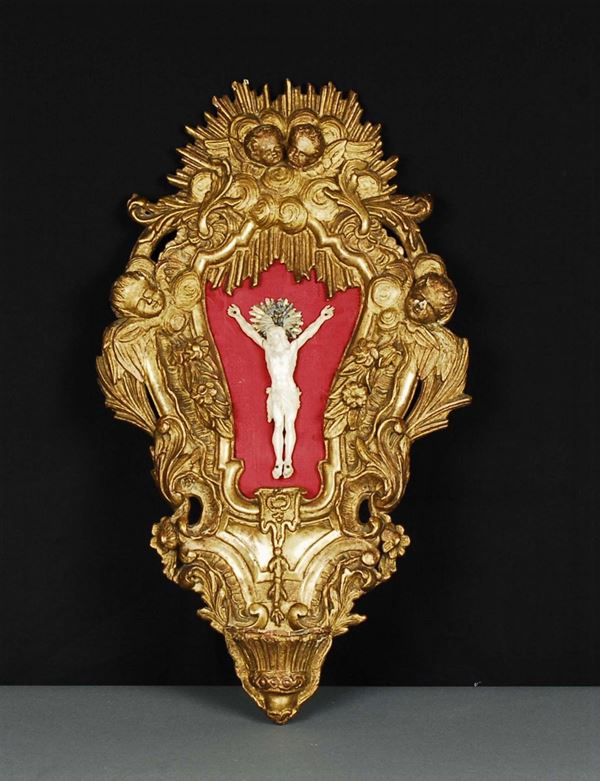 Cristo in avorio in acquasantiera dorata ed intagliata con teste di putti alate, XVIII secolo