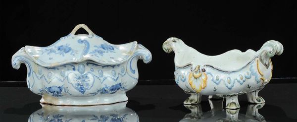 Lotto composto da due zuppiere in maiolica, Francia XIX secolo
