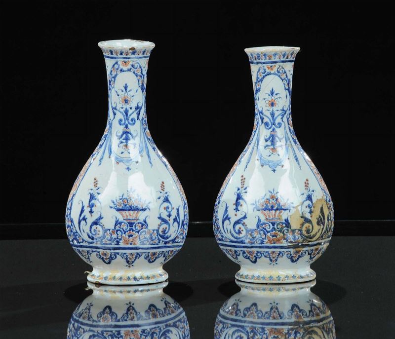 Coppia di vasetti a bulbo schiacciato tipo Delft  - Auction Antiques and Old Masters - Cambi Casa d'Aste