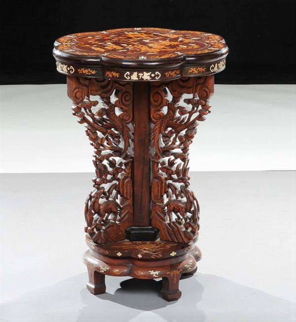 Tavolino da centro con piano polilobato ed intarsiato in legno ed avorio, Cina inizio XX secolo