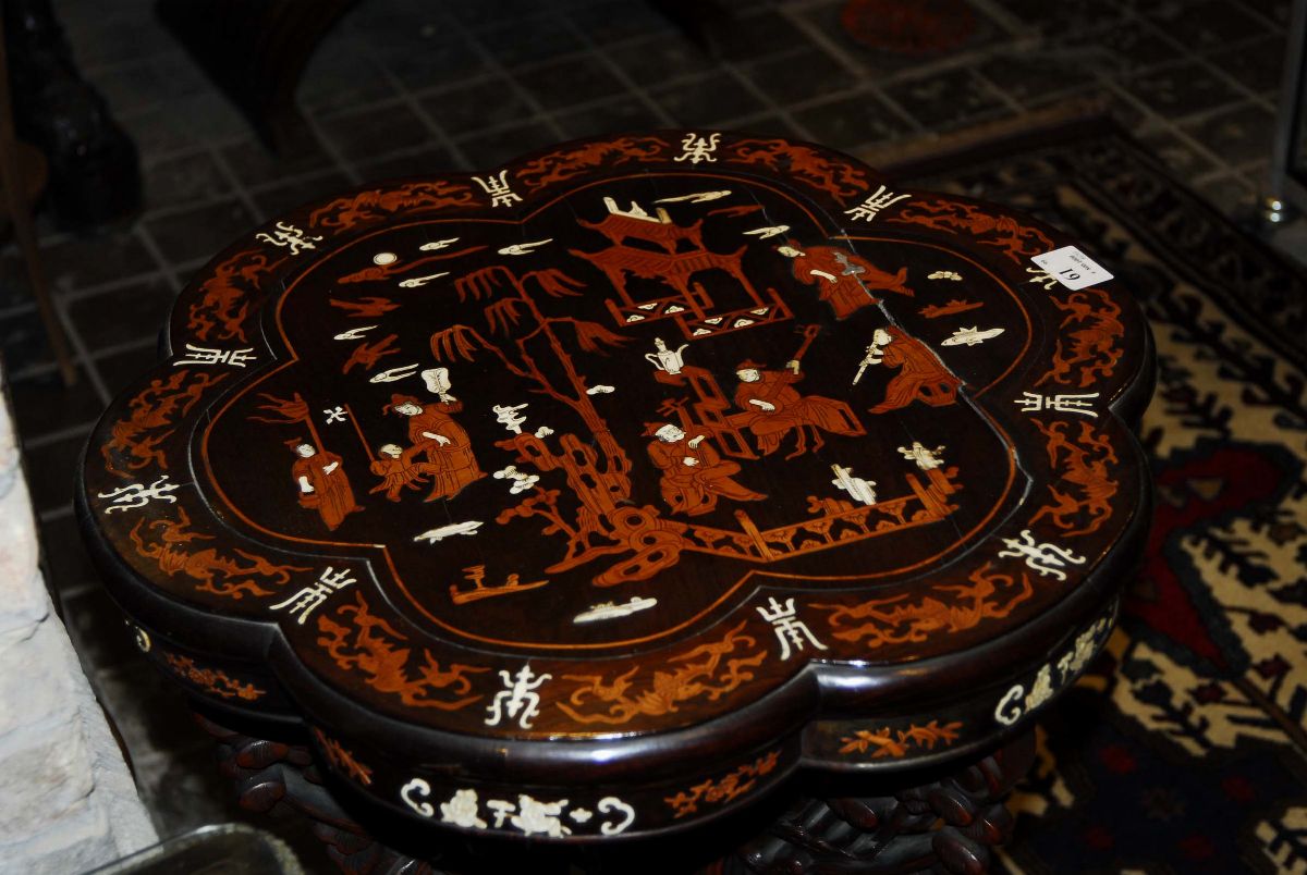 Tavolino da Centro con Piano Polilobato ed Intarsiato in Legno ed Avorio, Cina Inizio XX Secolo