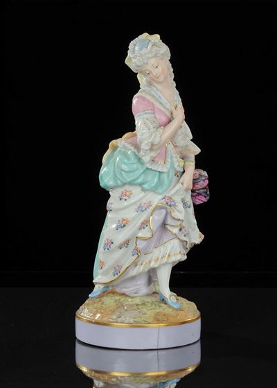 Statuina in Porcellana Decorata in Policromia Raffigurante Figura Femminile