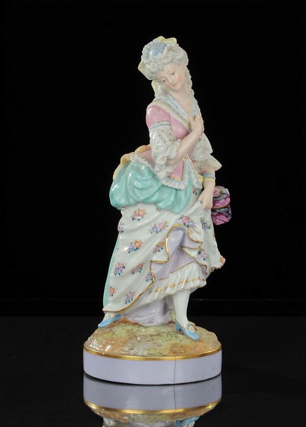 Statuina in porcellana decorata in policromia raffigurante figura femminile