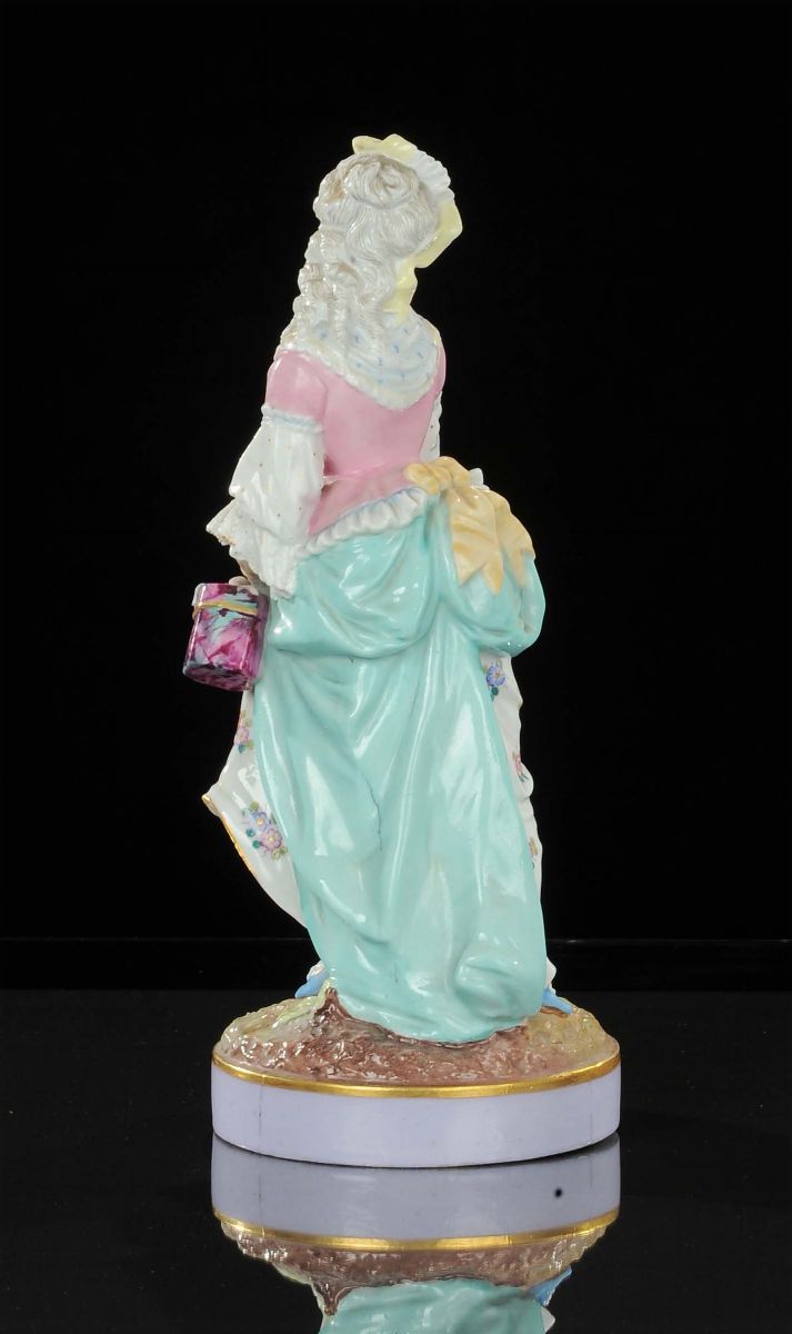 Statuina in Porcellana Decorata in Policromia Raffigurante Figura Femminile