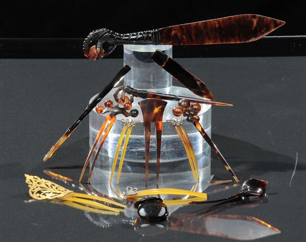 Lotto composto da pettini da capelli in tartaruga, tartaruga bionda e cut-steel e un tagliacarte