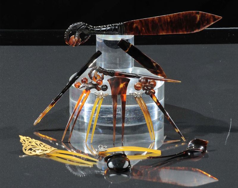 Lotto composto da pettini da capelli in tartaruga, tartaruga bionda e cut-steel e un tagliacarte  - Asta Antiquariato, Argenti e Dipinti Antichi - Cambi Casa d'Aste