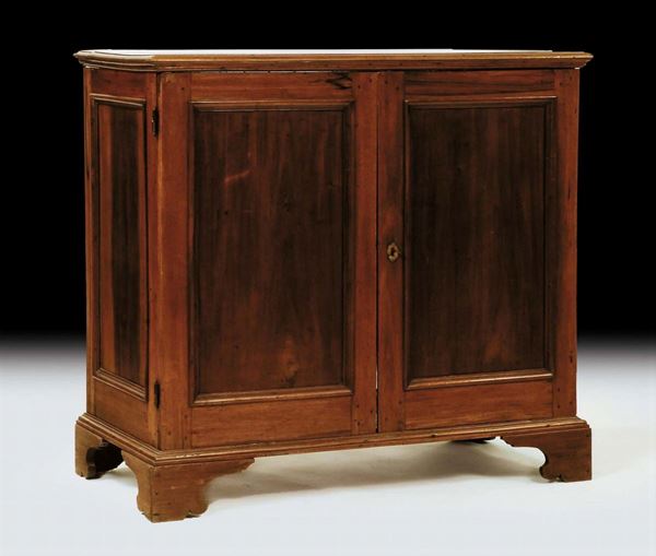 Mezzo armadio a due ante in noce, Genova XVIII secolo
