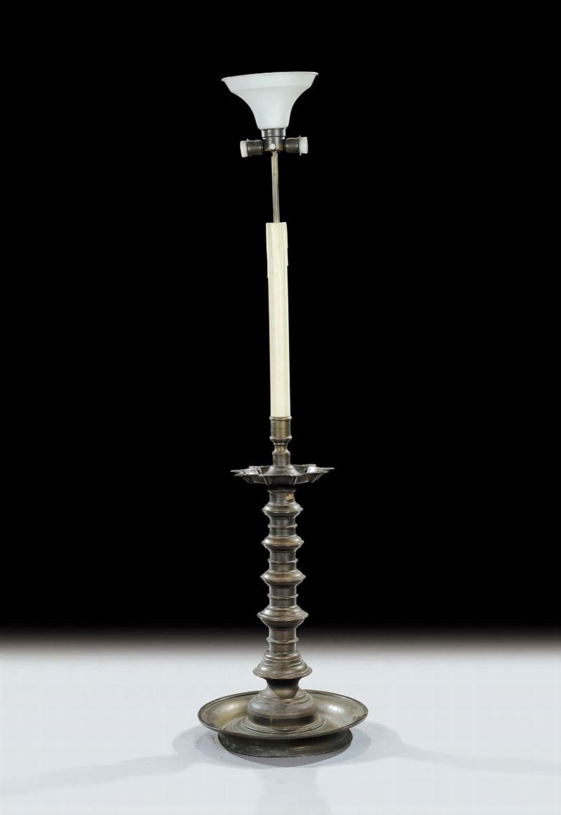 Lampada Hannukkiah da terra in ottone cesellato e tornito, XIX secolo  - Auction OnLine Auction 09-2012 - Cambi Casa d'Aste