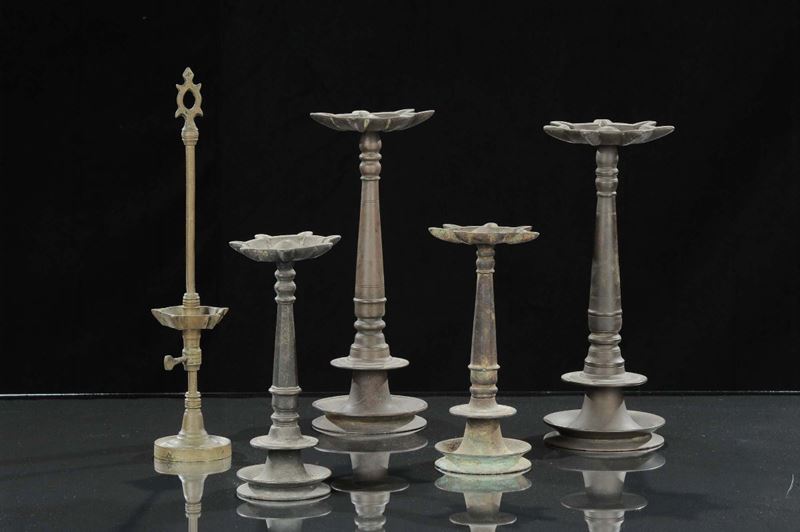 Raccolta di cinque lampade ad olio Hanukkiah  - Asta Antiquariato e Dipinti Antichi - Cambi Casa d'Aste