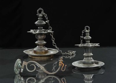 Due Lampade Hanukkiah Pensili Ad Olio in Bronzo, XIX Secolo