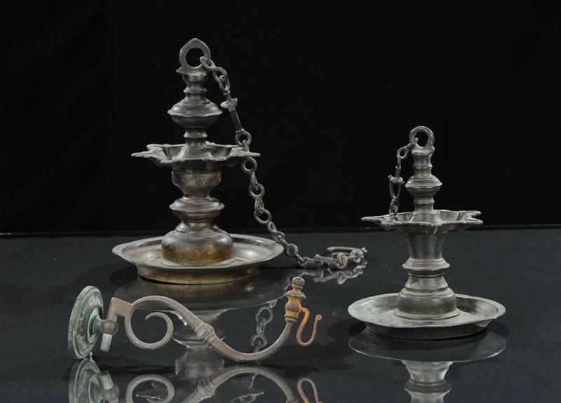 Due lampade Hanukkiah pensili ad olio in bronzo,  XIX secolo  - Auction OnLine Auction 02-2012 - Cambi Casa d'Aste