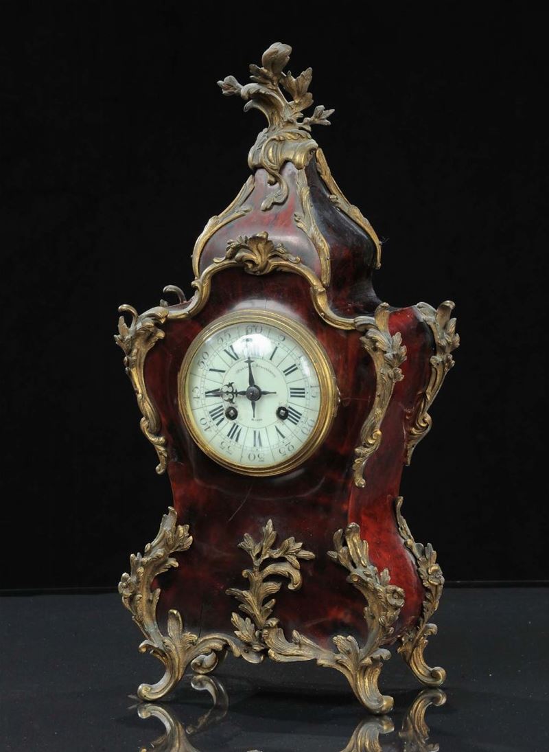 Orologio da tavolo in legno laccato a finta tartaruga  - Auction OnLine Auction 11-2012 - Cambi Casa d'Aste