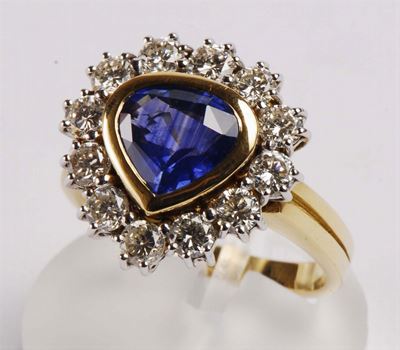 Anello con Zaffiro e Diamanti