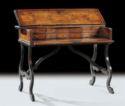 Scrivania San Filippo in Noce Intarsiata in Legno Chiaro, Italia Centrale XVIII Secolo