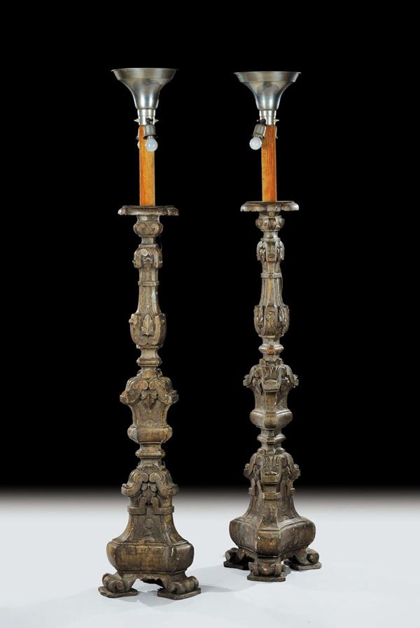 Coppia di grandi torciere in legno intagliato ed argentato, XVIII secolo