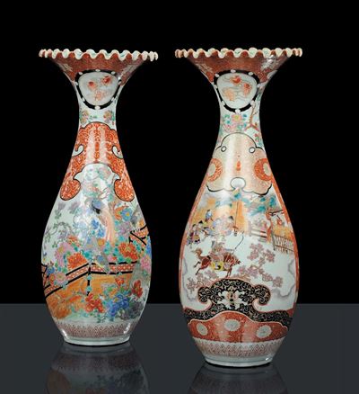 Coppia di Vasi in Porcellana Imari a Decoro Naturalistico, Giappone, XIX Secolo