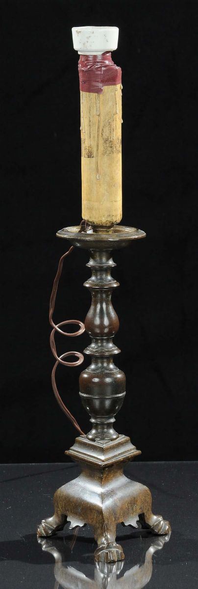 Reggicero in bronzo patinato, XVII secolo  - Auction OnLine Auction 4-2013 - Cambi Casa d'Aste