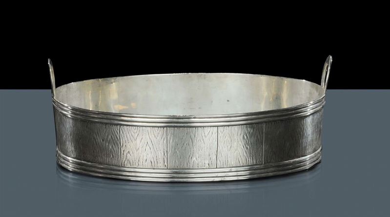 Centrotavola ovale in argento inciso, Mosca 1860  - Asta Gioielli, Argenti ed Orologi Antichi e Contemporanei - Cambi Casa d'Aste