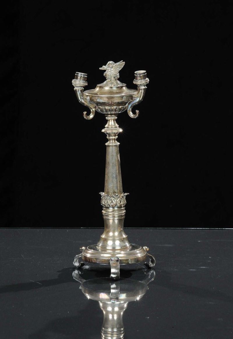 Lucerna a tre luci con fusto a colonna, Italia meridionale XIX secolo  - Auction Silver, Clocks and Jewels - Cambi Casa d'Aste