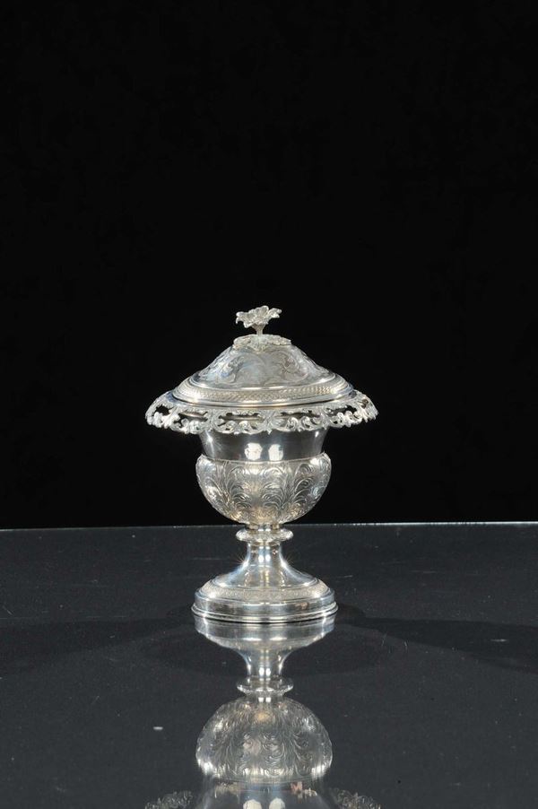 Zuccheriera in argento sbalzato e cesellato, Roma XIX secolo
