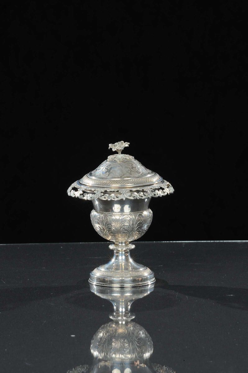 Zuccheriera in argento sbalzato e cesellato, Roma XIX secolo  - Asta Antiquariato e Dipinti Antichi - Cambi Casa d'Aste