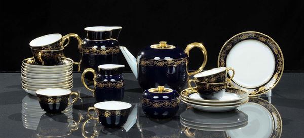 Servizio da caff e t in ceramica blu con dorature, XX secolo