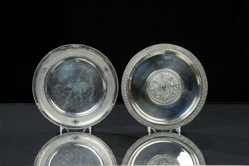 Lotto composto da due piatti in argento sbalzato  - Auction Silver, Clocks and Jewels - Cambi Casa d'Aste
