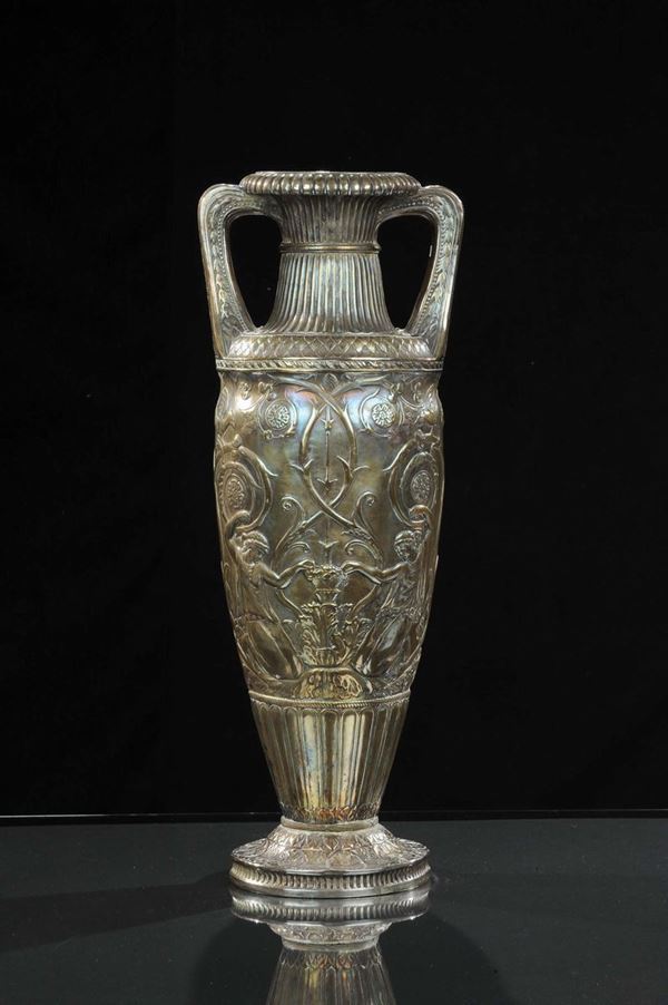 Vaso in metallo argentato e sbalzato, XIX secolo