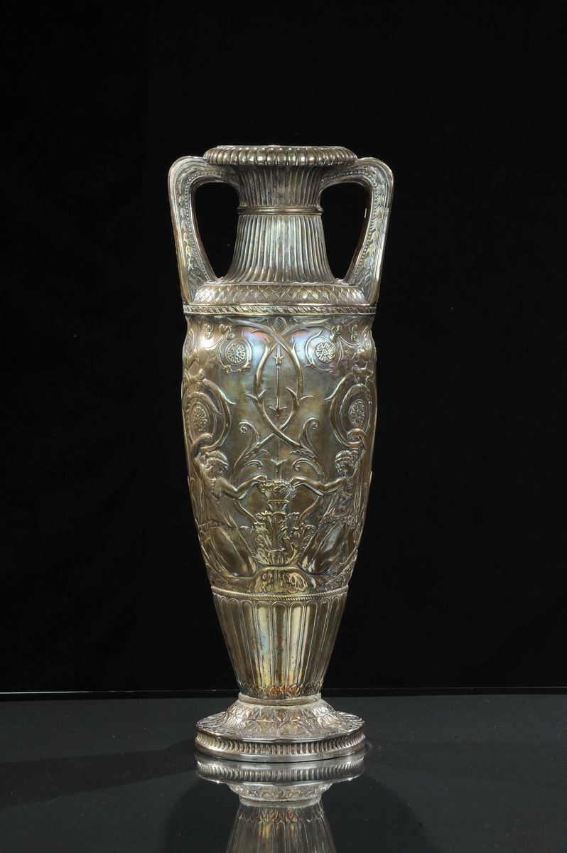 Vaso in metallo argentato e sbalzato, XIX secolo  - Asta Antiquariato, Argenti e Dipinti Antichi - Cambi Casa d'Aste