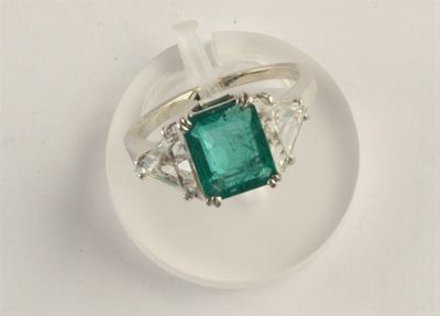 Anello in Oro Bianco 18kt con Smeraldo Brasiliano