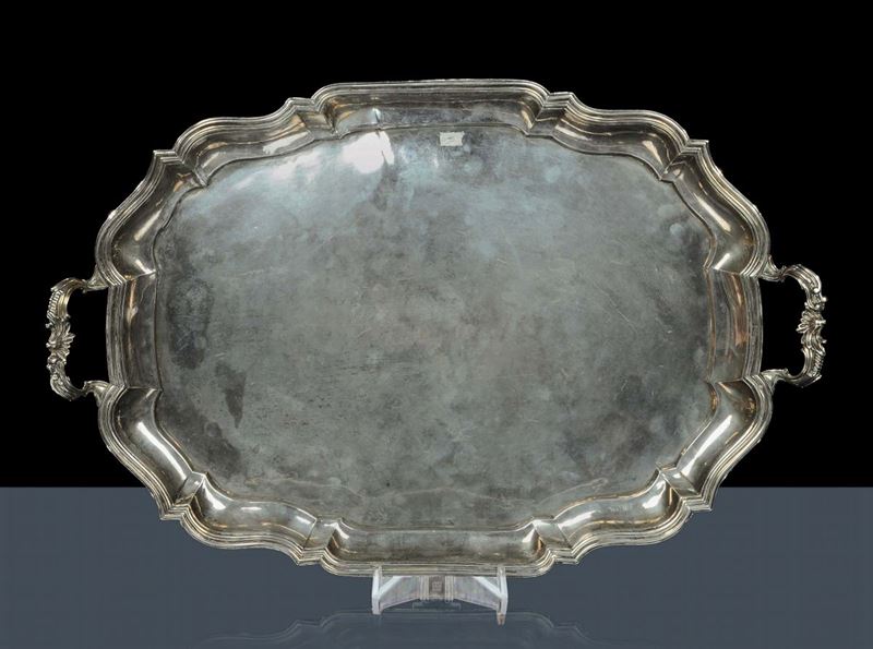 Vassoio Luigi XV a due manici in argento sbalzato, Roma XVIII secolo  - Asta Antiquariato e Dipinti Antichi - Cambi Casa d'Aste