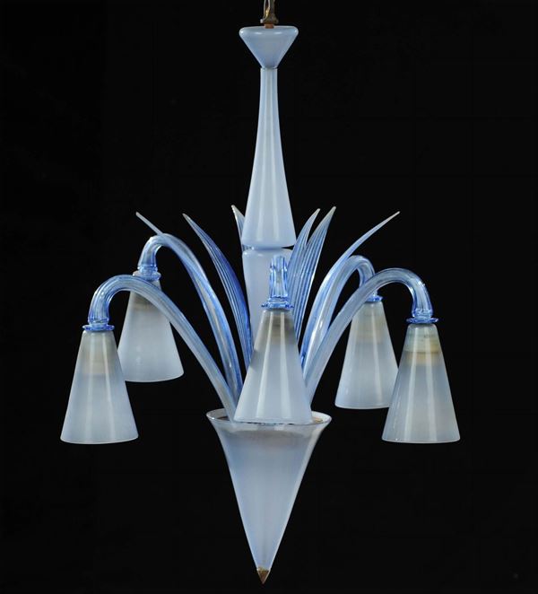 Lampadario con cinque bracci in vetro azzurro e folgie stilizzate