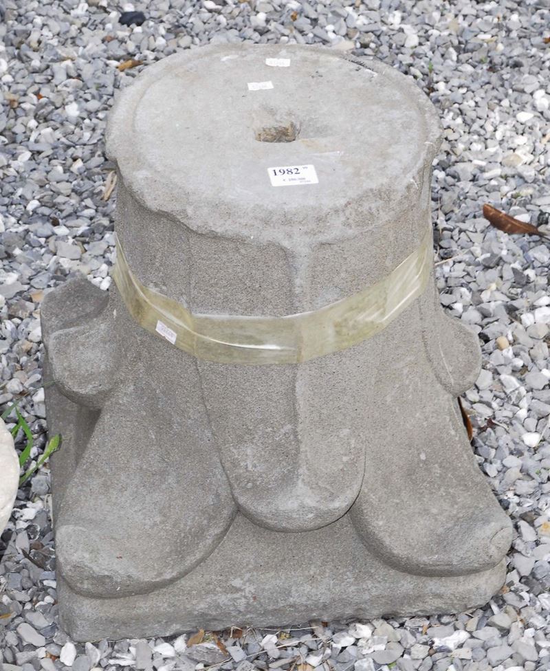 Capitello in pietra scolpita a motivi fogliacei  - Auction OnLine Auction 03-2012 - Cambi Casa d'Aste