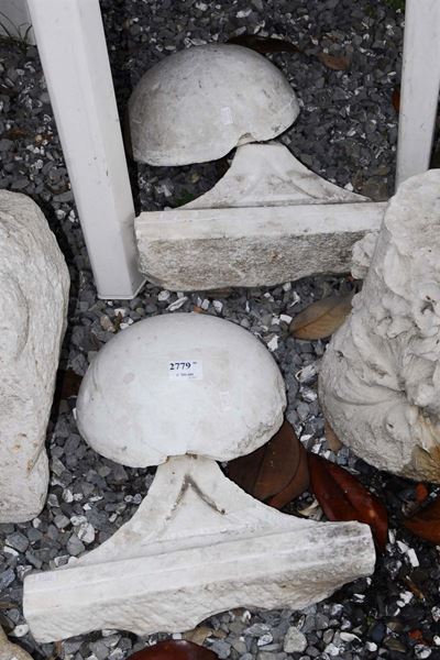 Coppia di Semisfere in Marmo Bianco con Basi