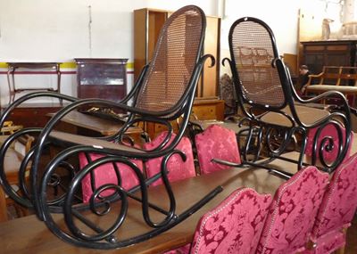 Coppia di Sedie a Dondolo Thonet in Legno Laccato Nero