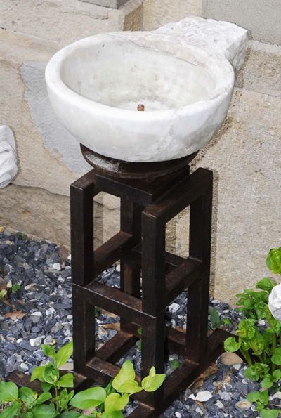 Vaschetta in Marmo con Supporto in Metallo, Genova XIX Secolo