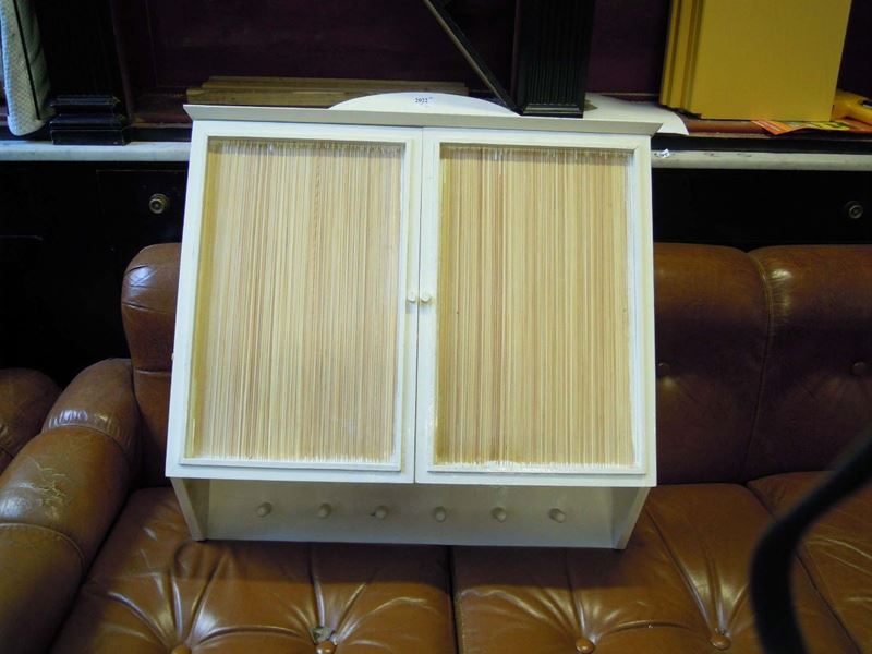 Pensile in legno laccato bianco con sportelli  - Auction OnLine Auction 02-2012 - Cambi Casa d'Aste