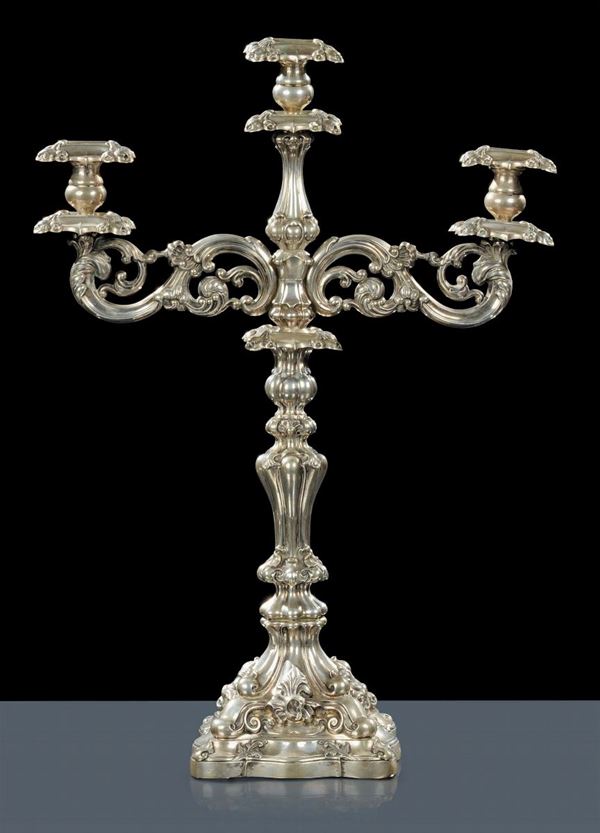 Grande candelabro in argento a tre fiamme, bollo austriaco XIX secolo